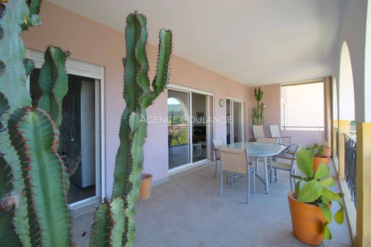 Apartment / Etagenwohnung in Saint-Cyr-sur-Mer, Var