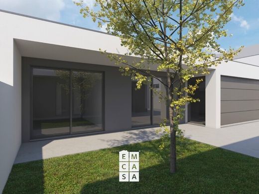 Villa in Santa Maria da Feira, Aveiro