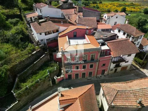 Edificio en Vila Cova de Alva, Arganil