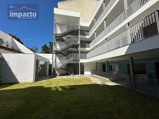 Apartment / Etagenwohnung in Alcântara, Almada