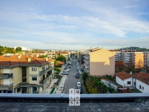 Apartment / Etagenwohnung in Santa Maria da Feira, Distrito de Aveiro