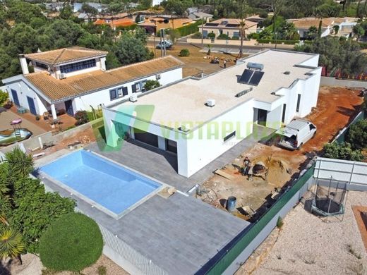 Villa in Mexilhoeira Grande, Portimão
