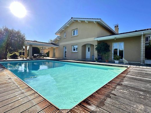 Casa di lusso a Saint-Jean-d'Illac, Gironda