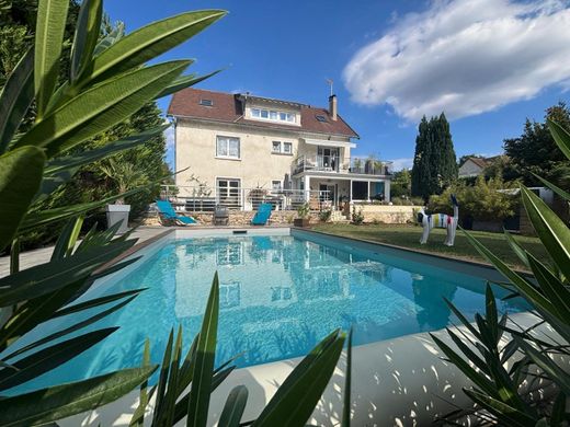 Luxe woning in Saint-Pierre-du-Perray, Essonne