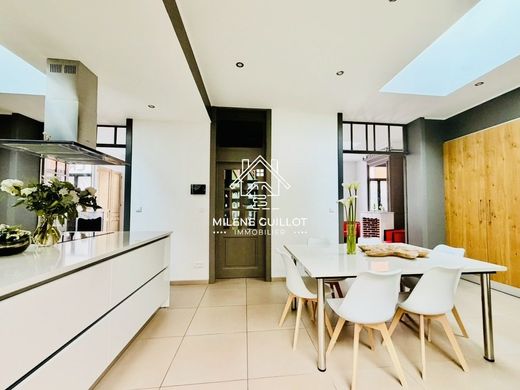 Luxury home in Quesnoy-sur-Deûle, North