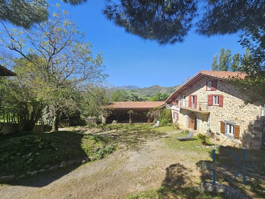 Casa di lusso a Cambo-les-Bains, Pirenei atlantici