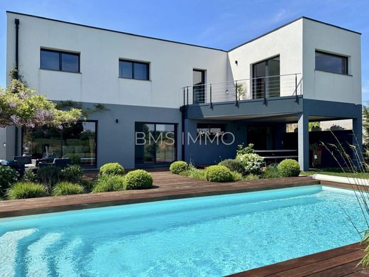 Luxury home in Mérignies, North