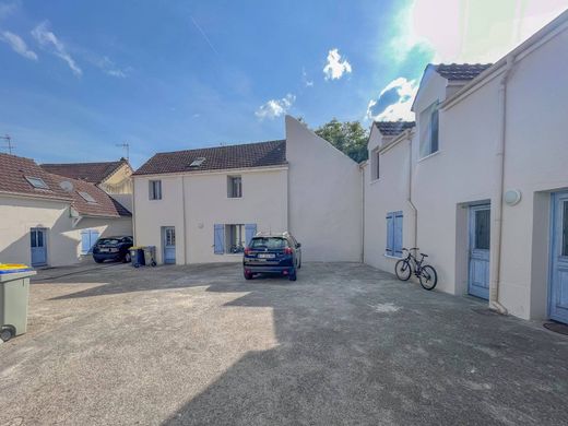 ‏בניין ב  Mantes-la-Jolie, Yvelines