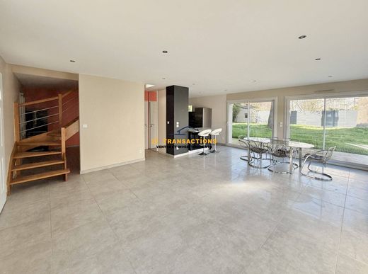 Luxury home in Saint-Genis-Laval, Rhône