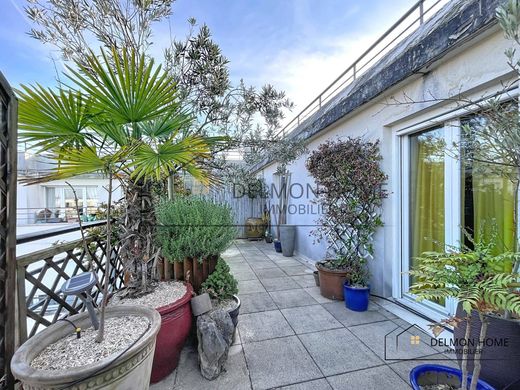 Apartment / Etagenwohnung in Courbevoie, Hauts-de-Seine