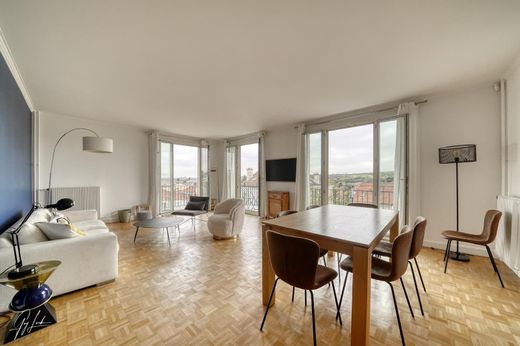Apartment / Etagenwohnung in Garches, Hauts-de-Seine