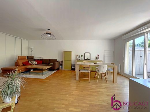 Apartment / Etagenwohnung in Le Plessis-Robinson, Hauts-de-Seine