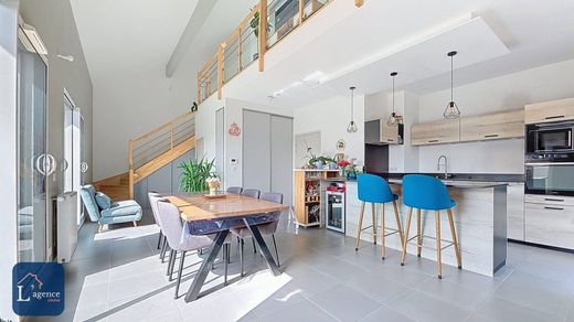 아파트 / Péron, Ain