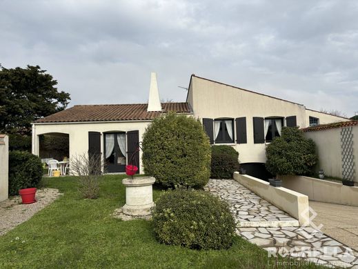 Luxe woning in Périgny, Charente-Maritime