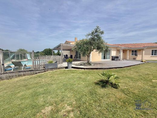 Luxury home in Floirac, Charente-Maritime