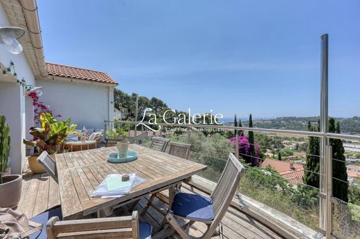 Apartment / Etagenwohnung in Carqueiranne, Var