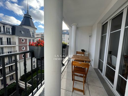 Apartment / Etagenwohnung in Puteaux, Hauts-de-Seine