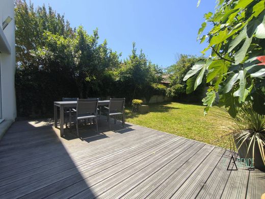 Luxury home in Eysines, Gironde