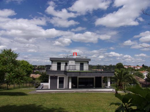 Luxus-Haus in Bassens, Gironde