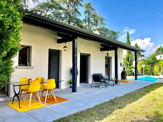 Luxus-Haus in Saint-Bonnet-les-Oules, Loire