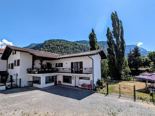Luxe woning in Cluses, Haute-Savoie