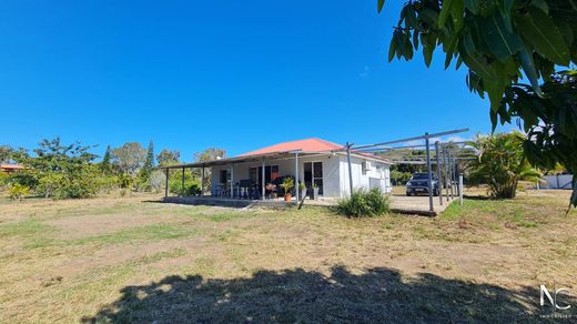 Luxury home in Bouloupari, Province Sud