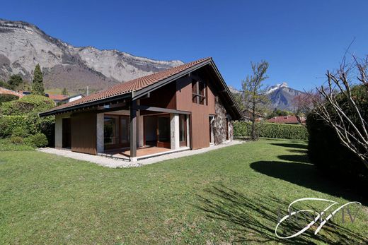 Luxus-Haus in Saint-Ismier, Isère