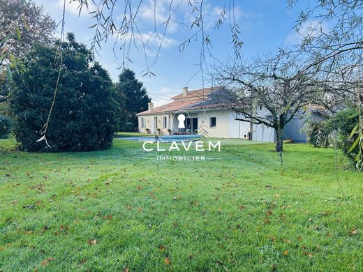 منزل ﻓﻲ Saint-André-de-Cubzac, Gironde