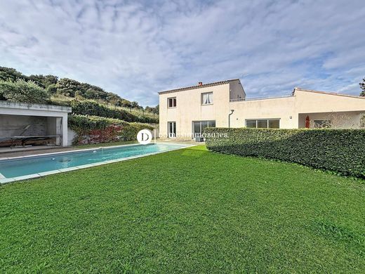 Luxury home in Saint-Saturnin-lès-Avignon, Vaucluse