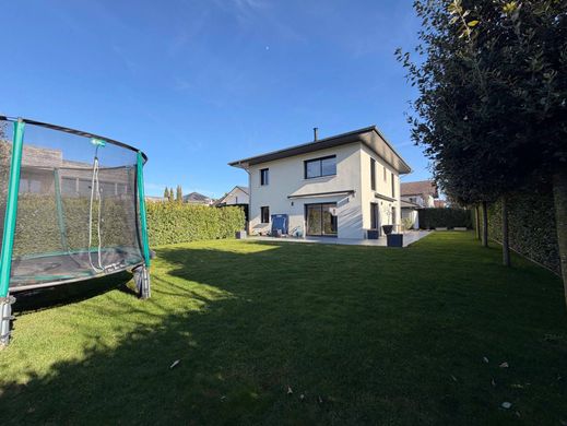 Luxus-Haus in Prévessin-Moëns, Ain