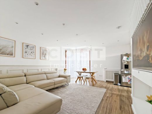 Apartment / Etagenwohnung in Gennevilliers, Hauts-de-Seine