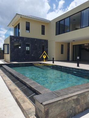 Luxury home in Flic en Flac, Black River District