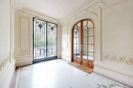 Apartment in Montmartre, Abbesses, Grandes-Carrières, Paris