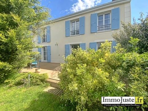 Luxury home in Les Essarts-le-Roi, Yvelines