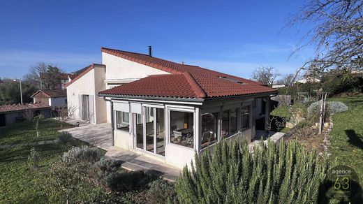 Luxus-Haus in Billom, Puy-de-Dôme