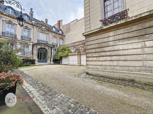 Apartment in Champs-Elysées, Madeleine, Triangle d’or, Paris