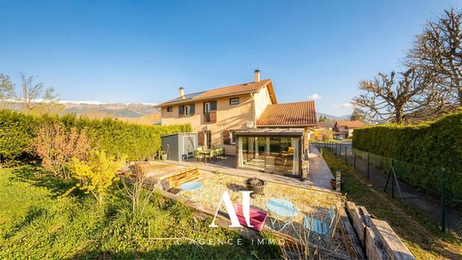 Casa di lusso a Saint-Genis-Pouilly, Ain