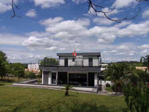 Luxus-Haus in Bassens, Gironde