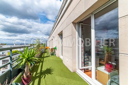 Apartment / Etagenwohnung in Colombes, Hauts-de-Seine