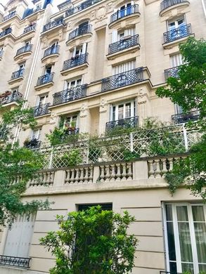 Apartment in Montmartre, Abbesses, Grandes-Carrières, Paris