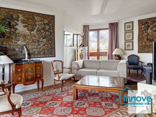 Apartment / Etagenwohnung in Le Chesnay, Yvelines