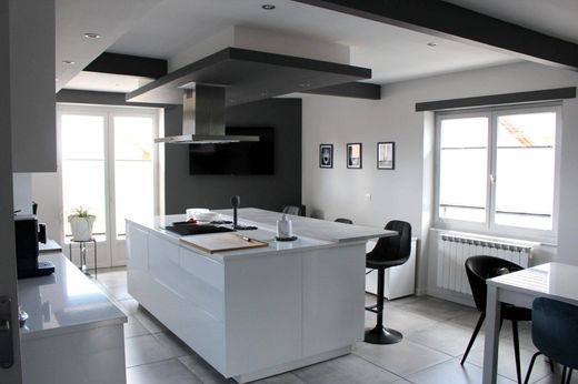 Luxe woning in Arthaz-Pont-Notre-Dame, Haute-Savoie