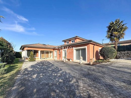 Luxus-Haus in Illiat, Ain