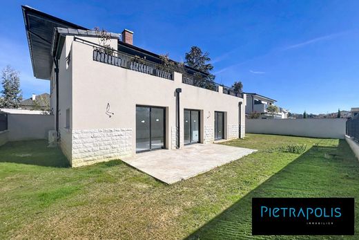 Apartment / Etagenwohnung in Fontaines-sur-Saône, Rhône