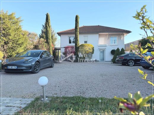 Luxury home in Riorges, Loire