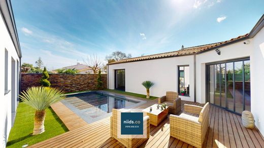 Casa di lusso a Lagord, Charente-Maritime