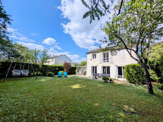 Luxury home in Le Mesnil-Saint-Denis, Yvelines