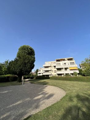 Apartment / Etagenwohnung in Enghien-les-Bains, Val d'Oise