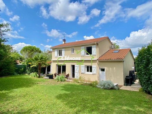 Luxe woning in Lentilly, Rhône