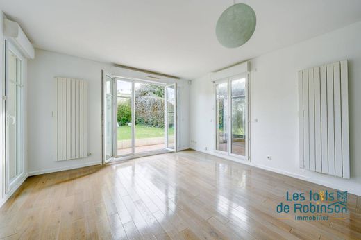 Apartment / Etagenwohnung in Le Plessis-Robinson, Hauts-de-Seine